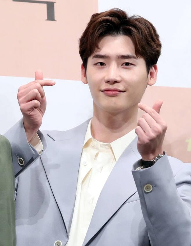 Lee Jong Suk Discharged Today After Completing His Military Service