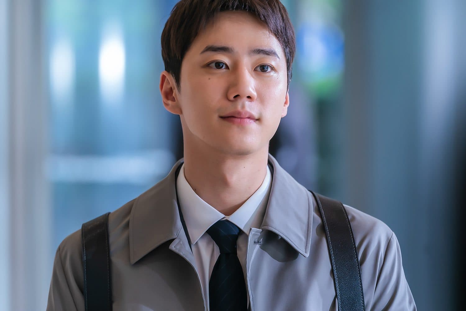 Lee Jun Young Turns into a &#8220;Human Golden Retriever&#8221; in Upcoming Netflix Movie &#8216;Love and Leashes&#8217;