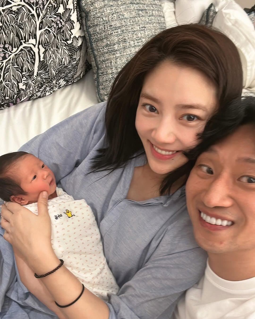 Son Dam Bi and Lee Kyou Hyuk Share First Photos of Newborn Daughter