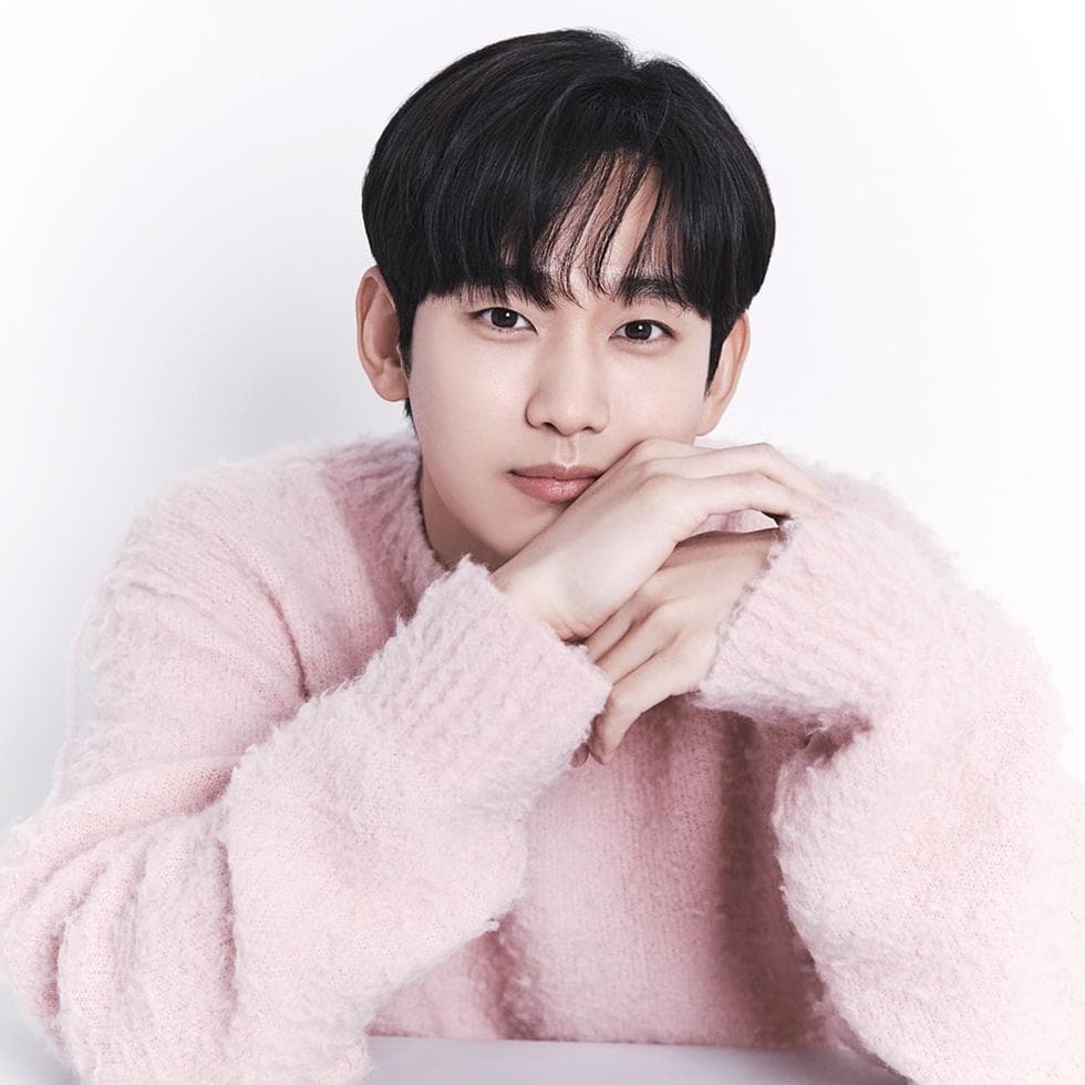 Kim Soo Hyun&#8217;s Private Life Exposed Again: Dating an Idol-Turned-Actress While Writing Letters to Kim Sae Ron?