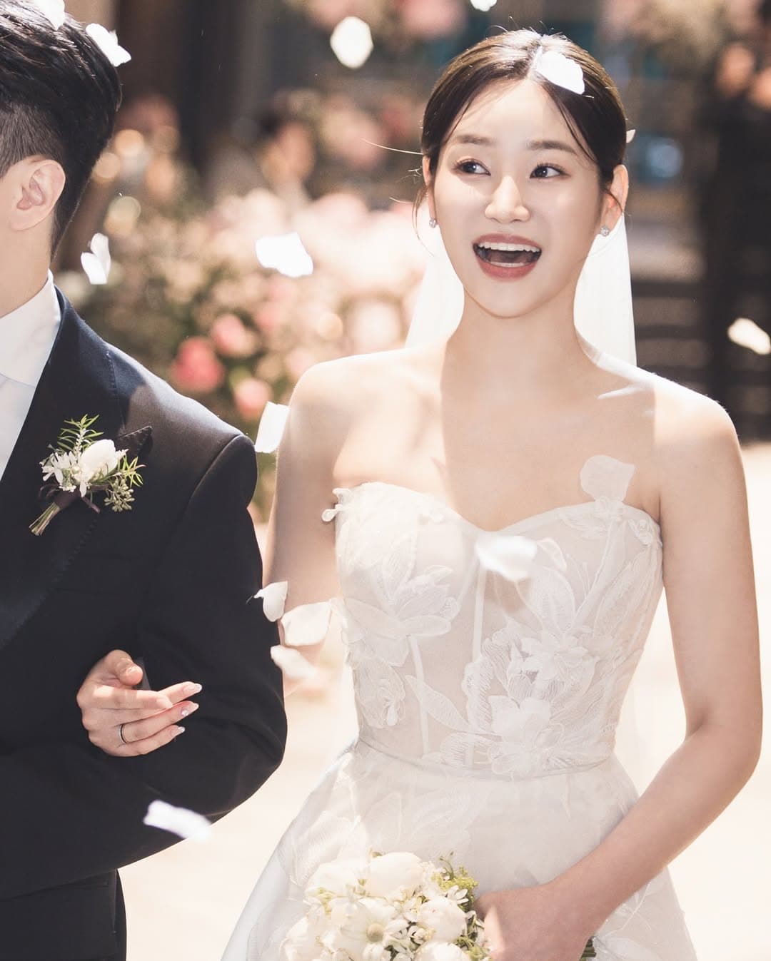 AOA’s Yu Na Announces Pregnancy 1 Year and 5 Months After Wedding