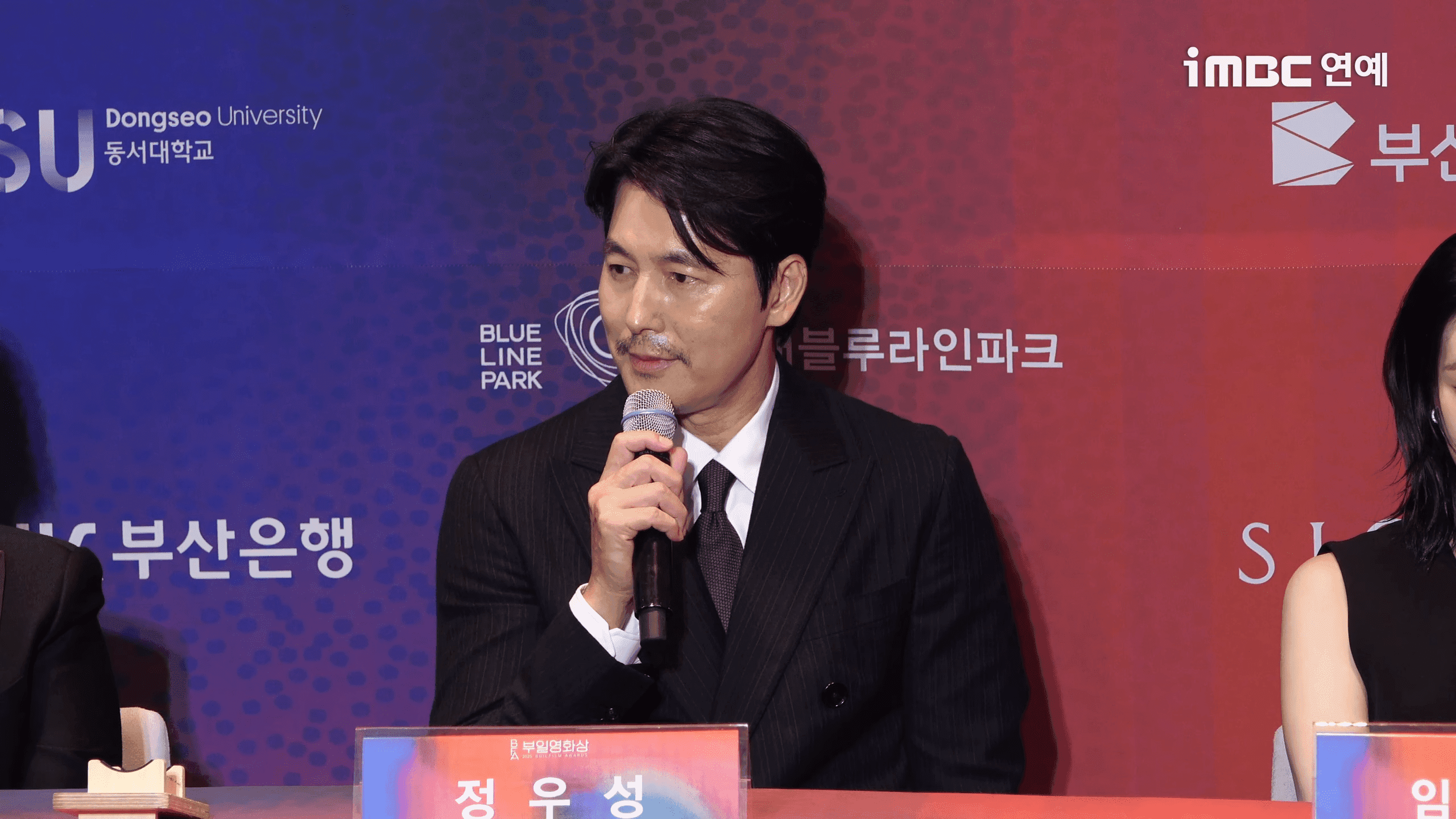 Jung Woo Sung Debuts Sleeker Look in First Outing Since Marriage at Buil Film Awards