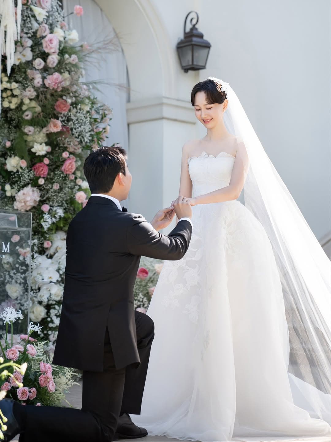 Lee Yoo Young Ties the Knot in Fairytale Wedding One Year After Welcoming Daughter