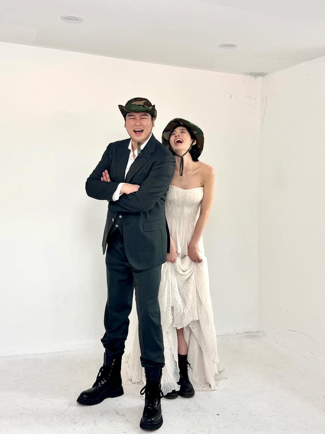 Lee Jang Woo and Cho Hye Won Reveal Their First Wedding Picture