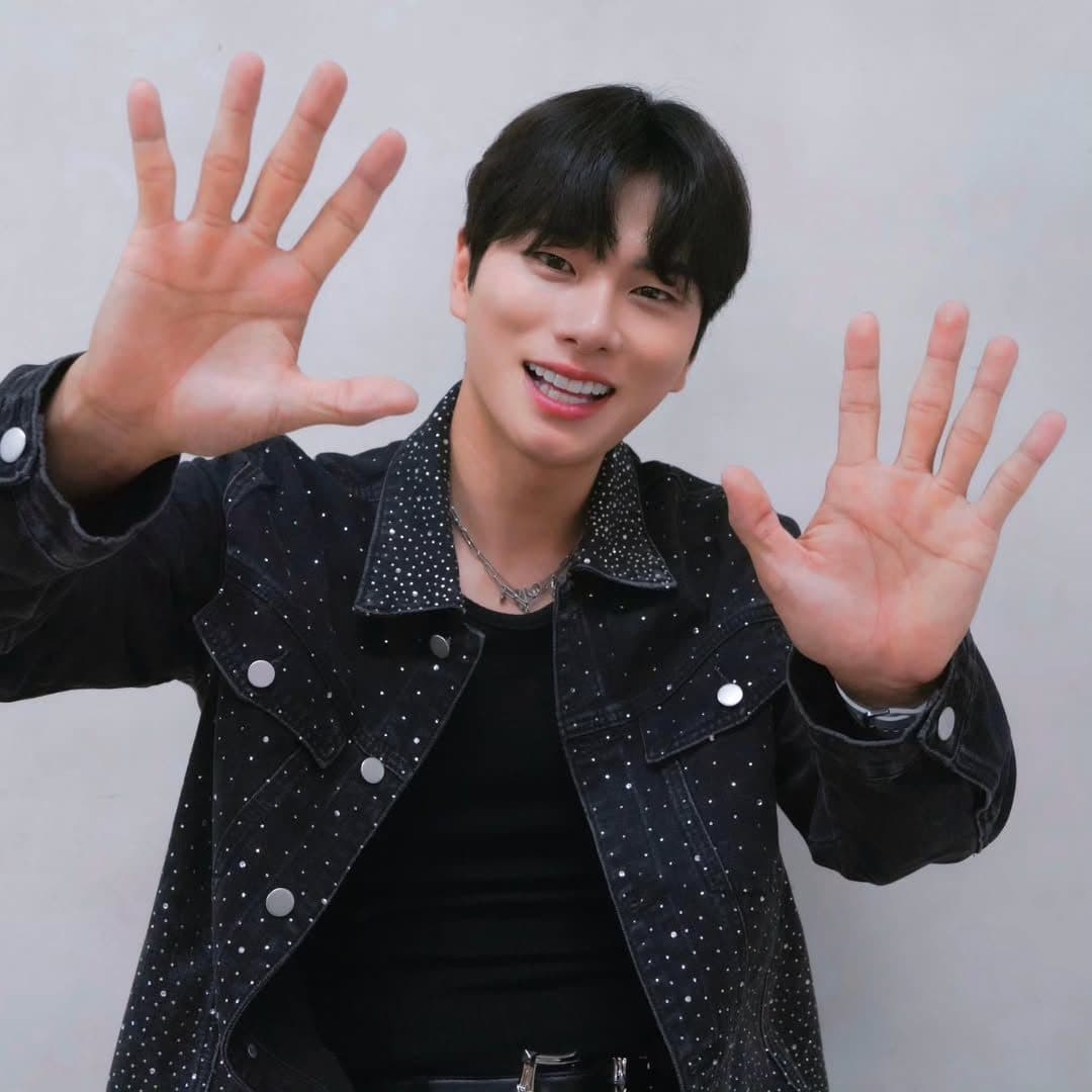 Lee Yi Kyung Denies Sex-Chat Scandal, But Accuser Promises More ‘Proof’ to Come