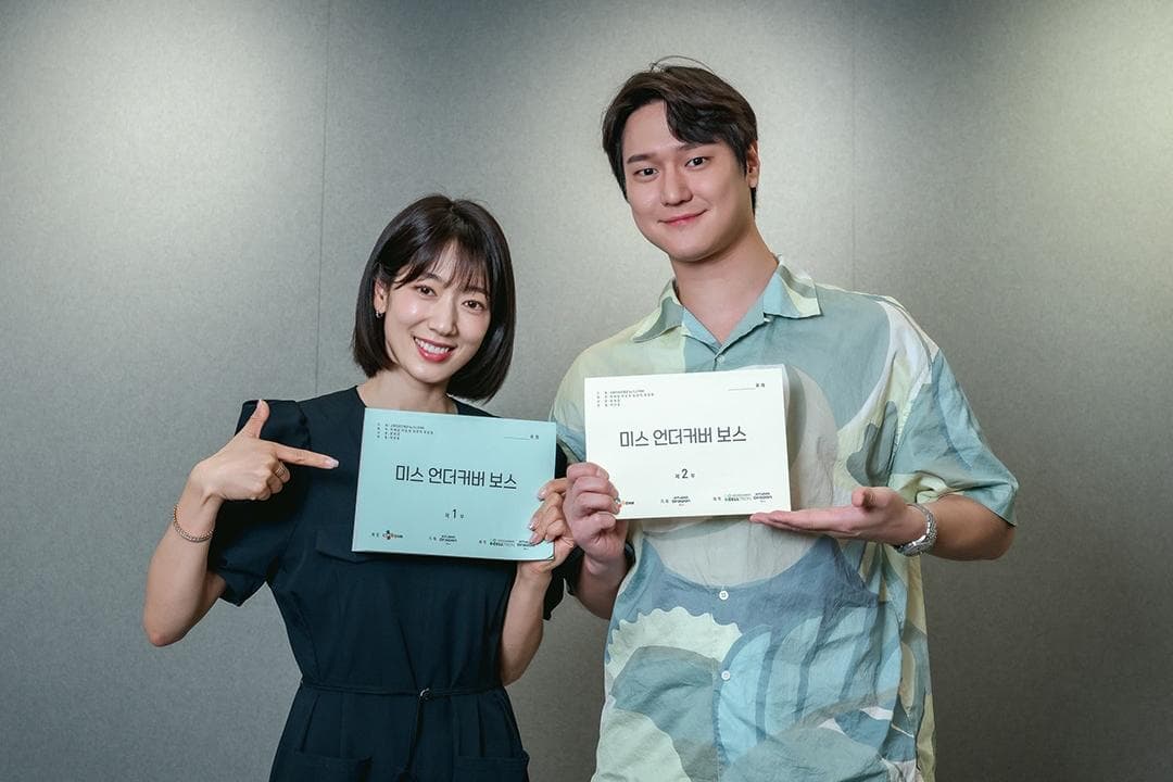 Park Shin Hye and Go Kyung Pyo Kick Off Their New Office Comedy With High-Energy First Table Read