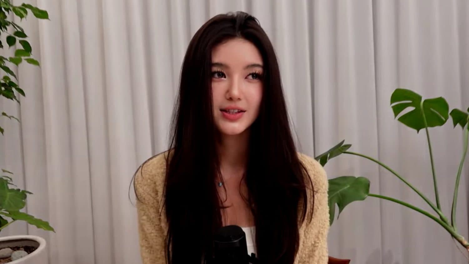 Danielle Faces Mixed Reactions After Tearful Livestream Following NewJeans Fallout