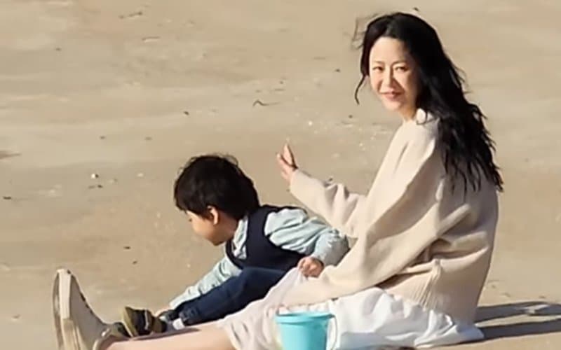 Go Hyun Jung Saves 6-Year-Old Co-Star From Dangerous Ocean Rip Current