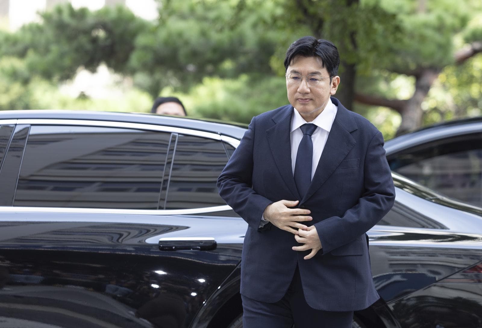 Bang Si Hyuk Returns Home After 13-Hour Investigation, Gives &#8216;No Answer&#8217; to Questions
