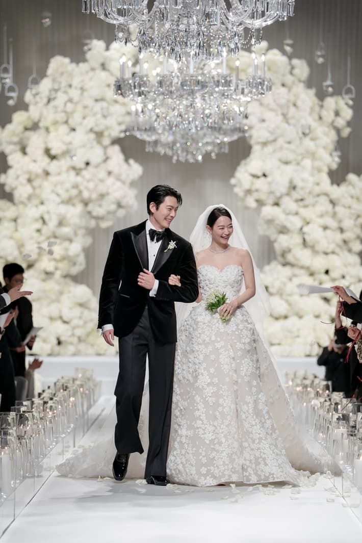 Shin Mina’s Tearful Wedding to Kim Woo Bin Revealed by Film Director Guest
