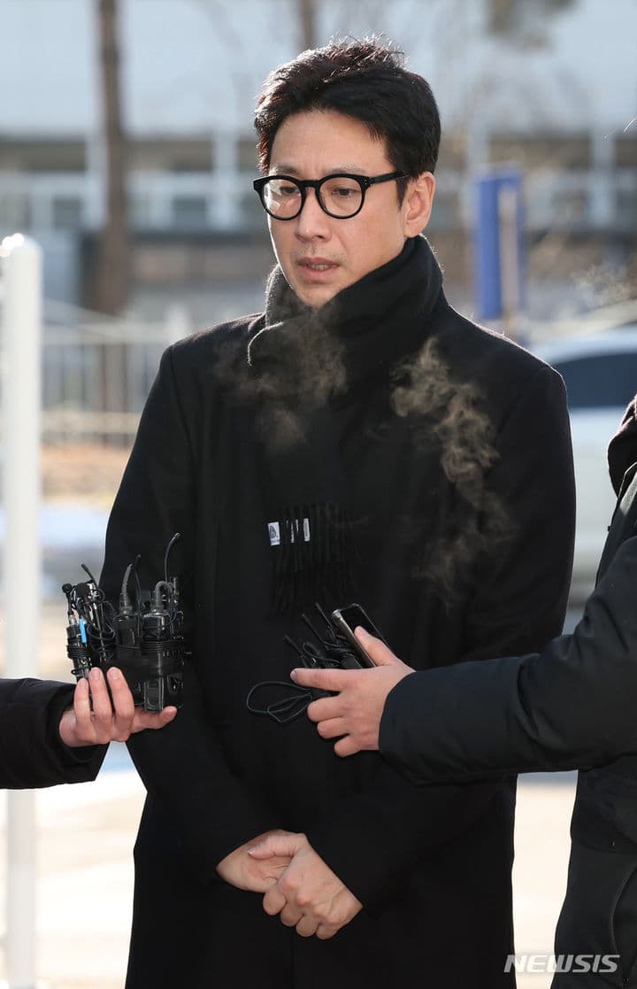 Lee Sun Kyun&#8217;s Death Sparks Criticism of Media&#8217;s Excessive Coverage