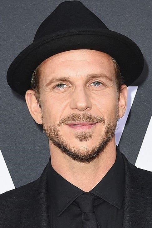 Gustaf Skarsgård Profile Photo
