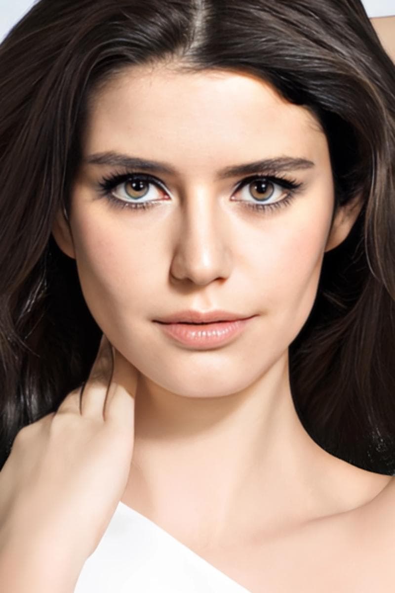 Beren Saat Profile Photo