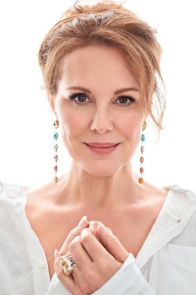 Elizabeth Perkins Profile Photo