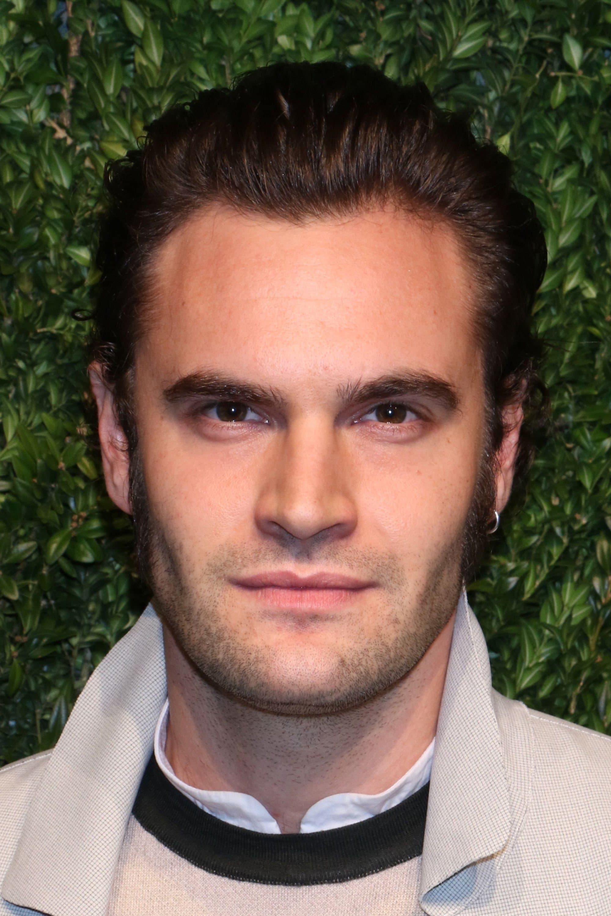 Tom Bateman Profile Photo