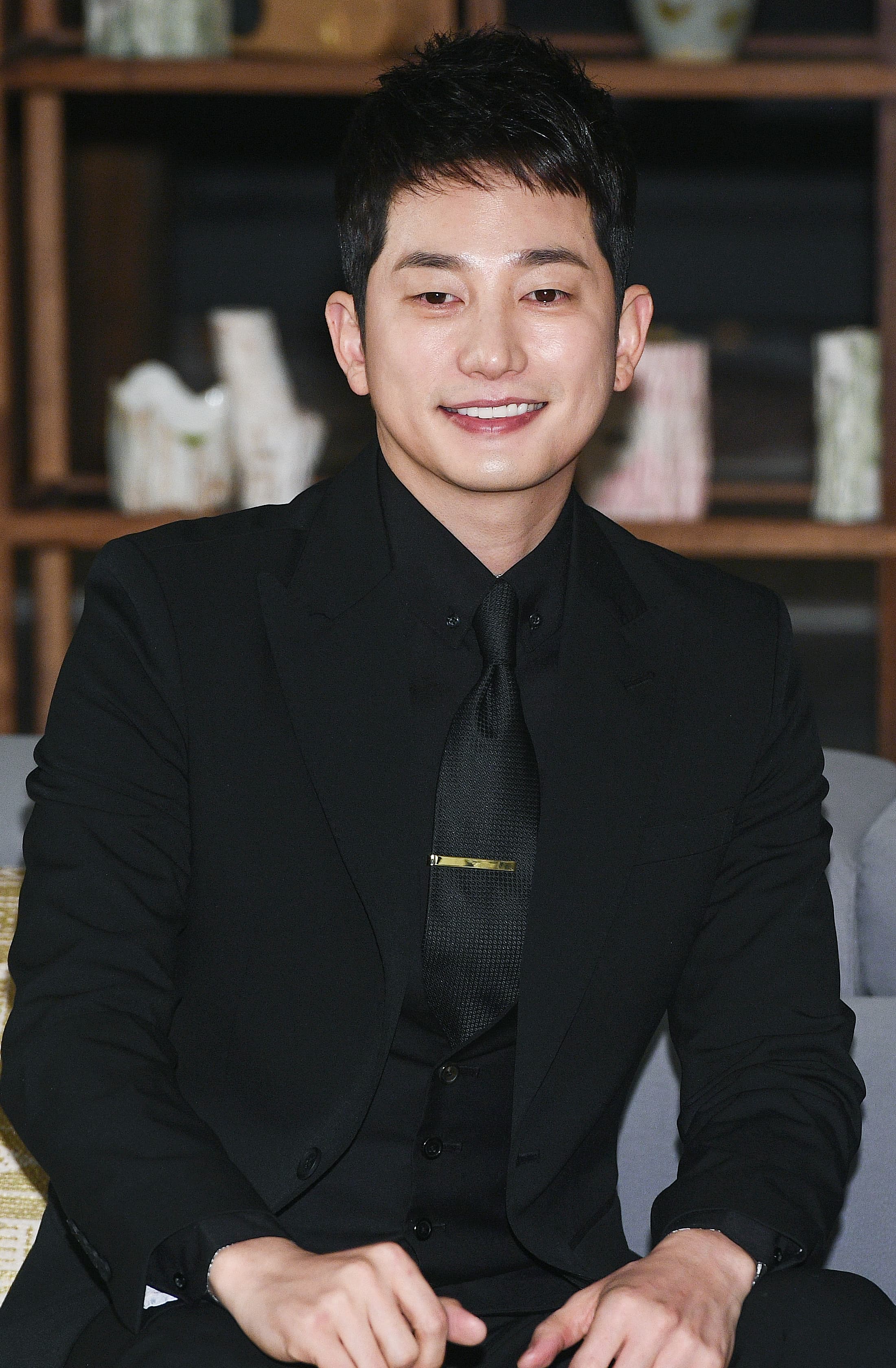 Park Si Hoo Accused of Being Homewrecker, Influencer Claims He Helped Her Husband Cheat