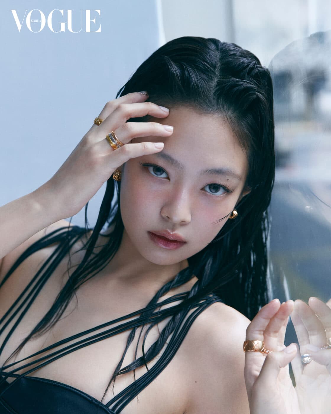 Jennie Apologizes for Indoor Smoking: Staff Member Defends Her Actions