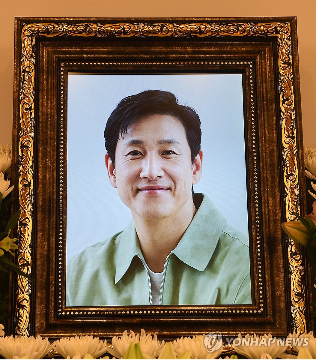 Lee Sun Kyun&#8217;s Passing Draws Emotional Tributes from Peers: A Final Farewell