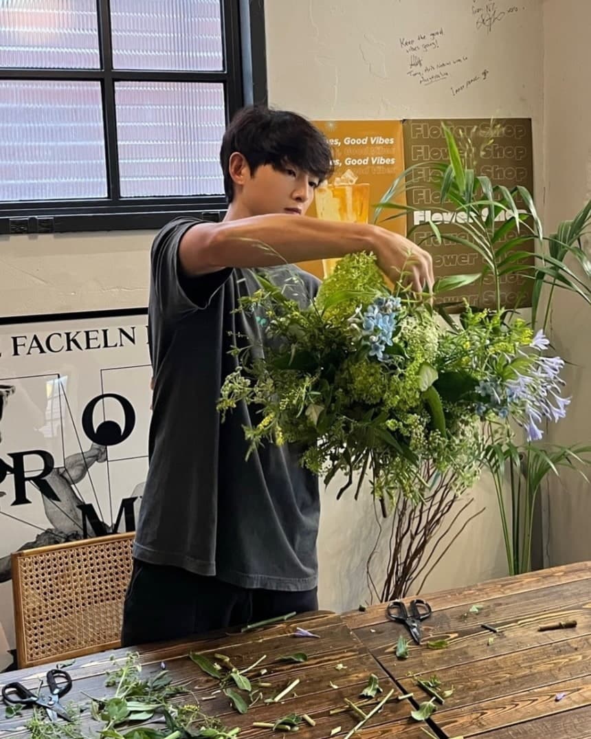 Song Joong Ki Spotted Enjoying His Surprising New Hobby