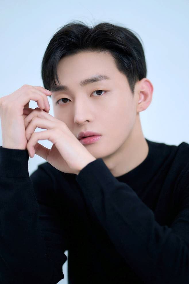 Former Wanna One Leader Yoon Ji Sung to Star in New BL Drama Based on Popular Webtoon