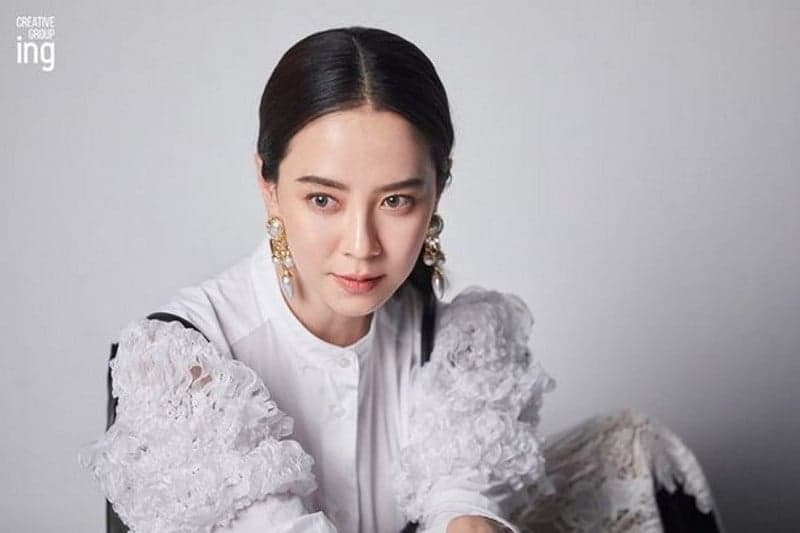 Actress Song Ji Hyo Shows off Her Charm in Behind-The-Scene Cuts for a Creative Group ing Shoot