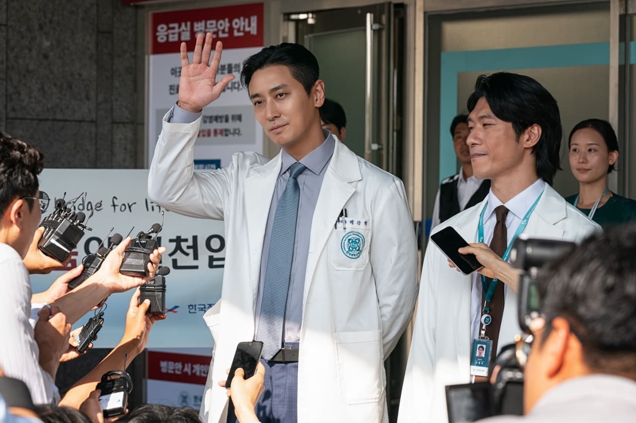 &#8216;The Trauma Code: Heroes on Call&#8217; Review: An Unexpectedly Trailblazing K-Drama With Endless Humor and Action-packed Stories