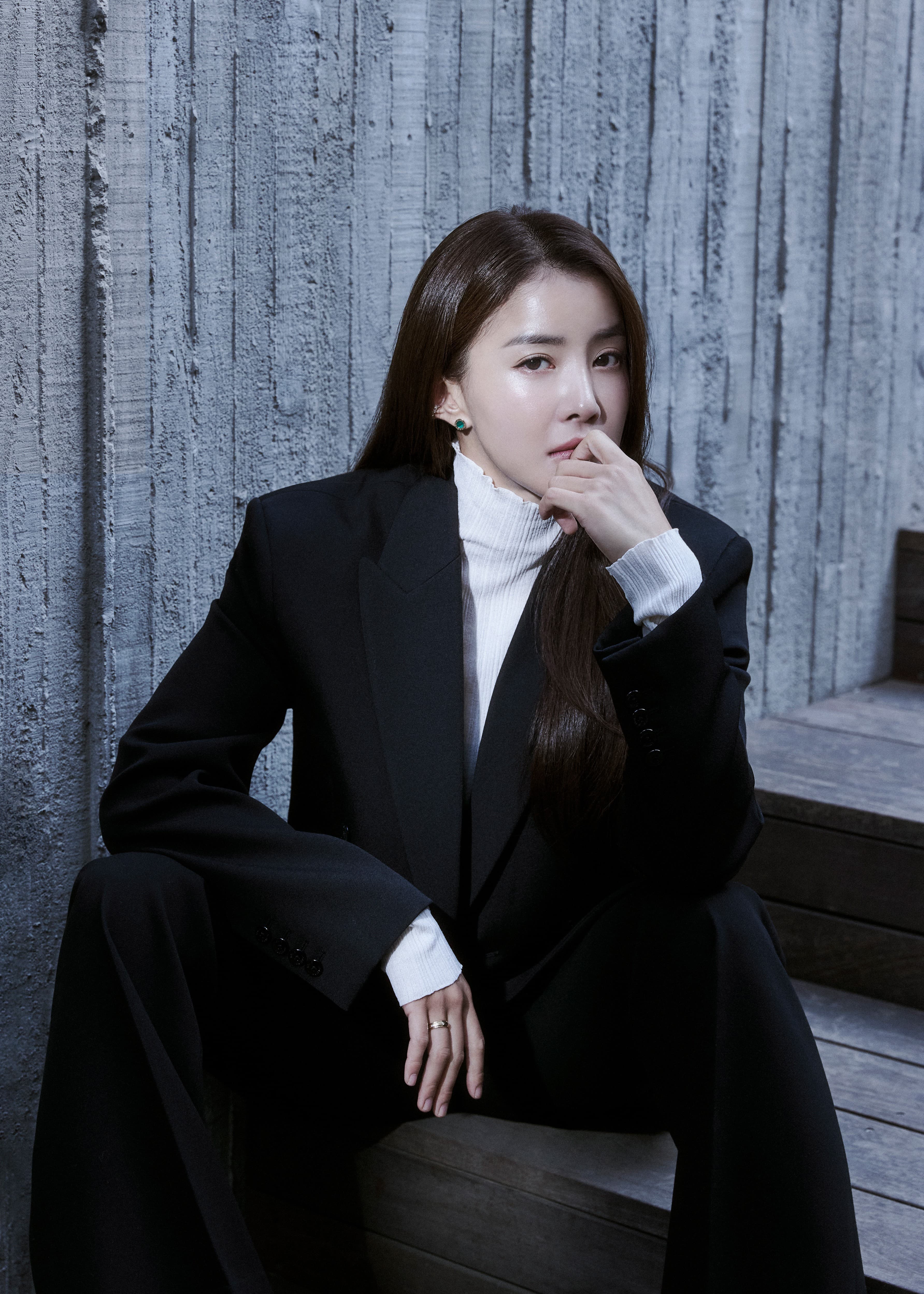 Lee Si Young Snags Post-Divorce Comeback in Female-Led Action Comedy&#8217; Salon de Holmes&#8217;